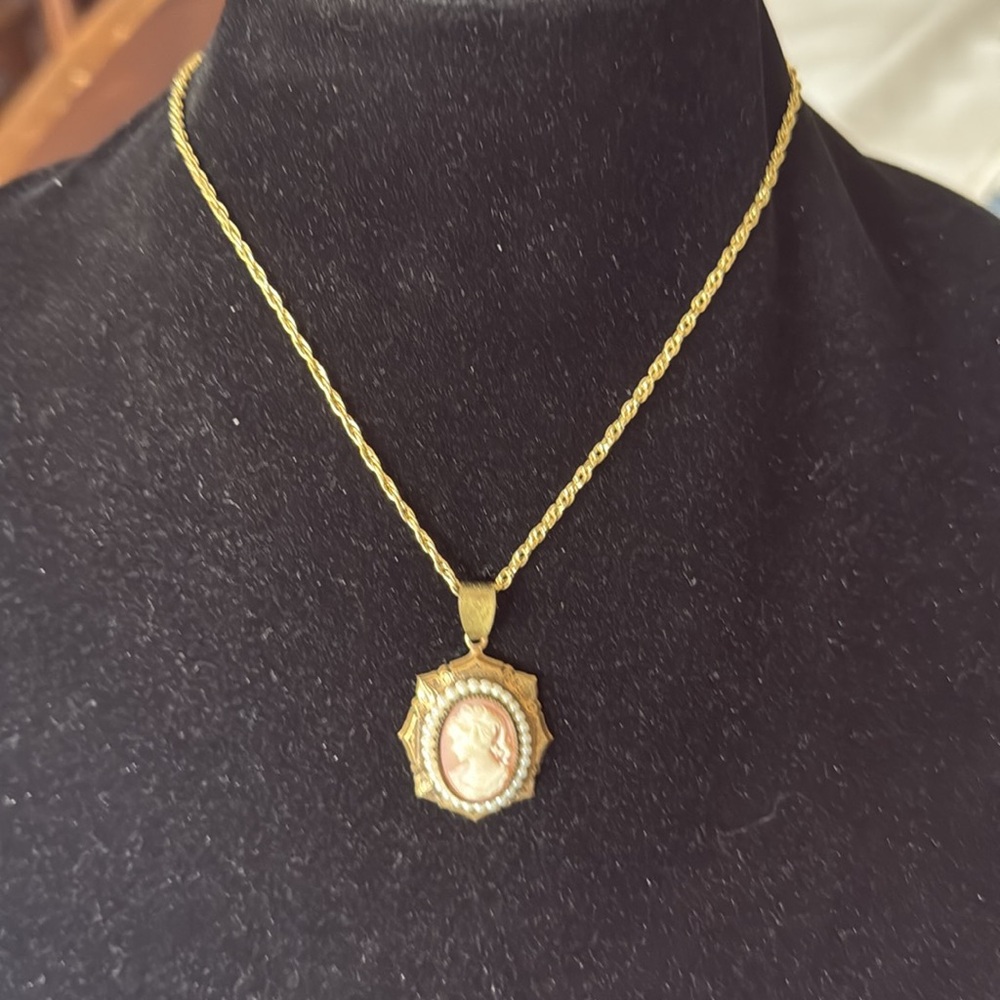 Cameo pendant with tiny pearls framed around her brass pendant gold tone chain
